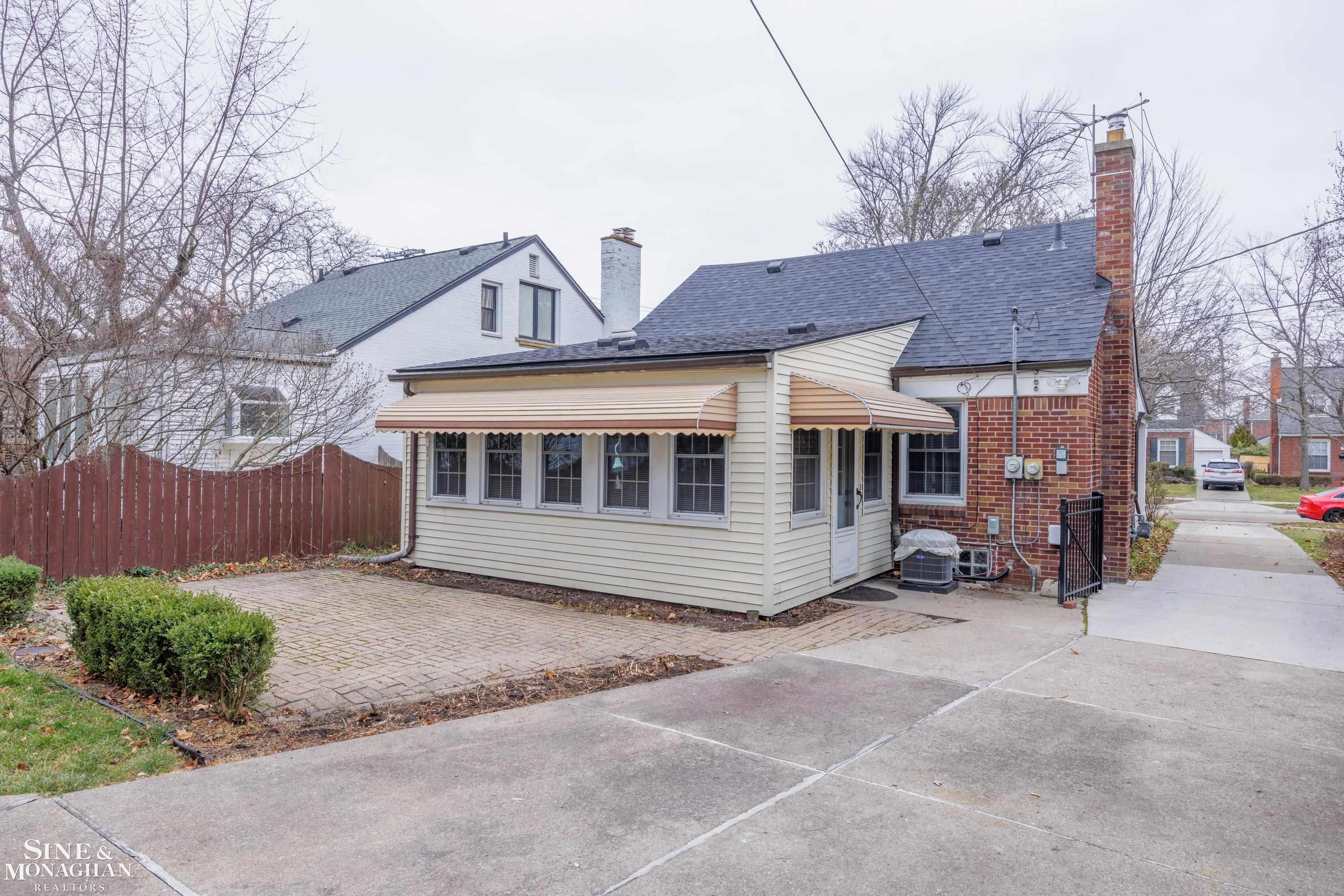 1925 Oxford Road Grosse Pointe, MI 48236 - Photo 20 of 24 50097599-19.JPG