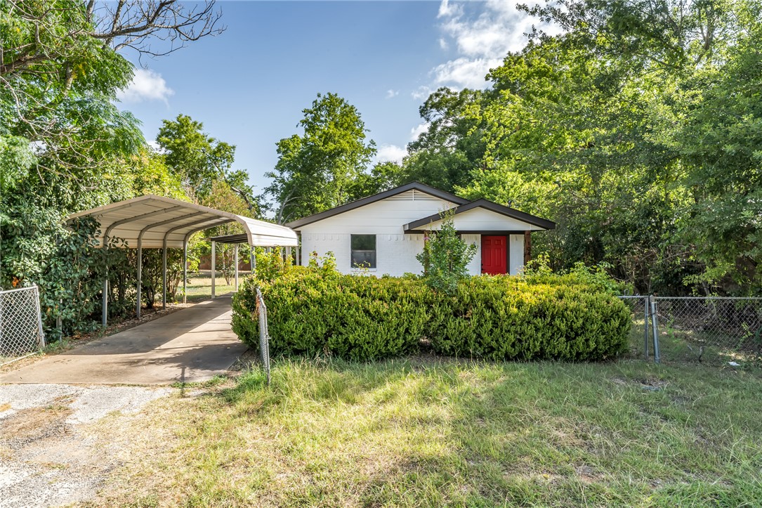 104 North Oneal Street Caldwell, TX 77836 - Photo 2 of 22 a backyard of a house with table and chairs