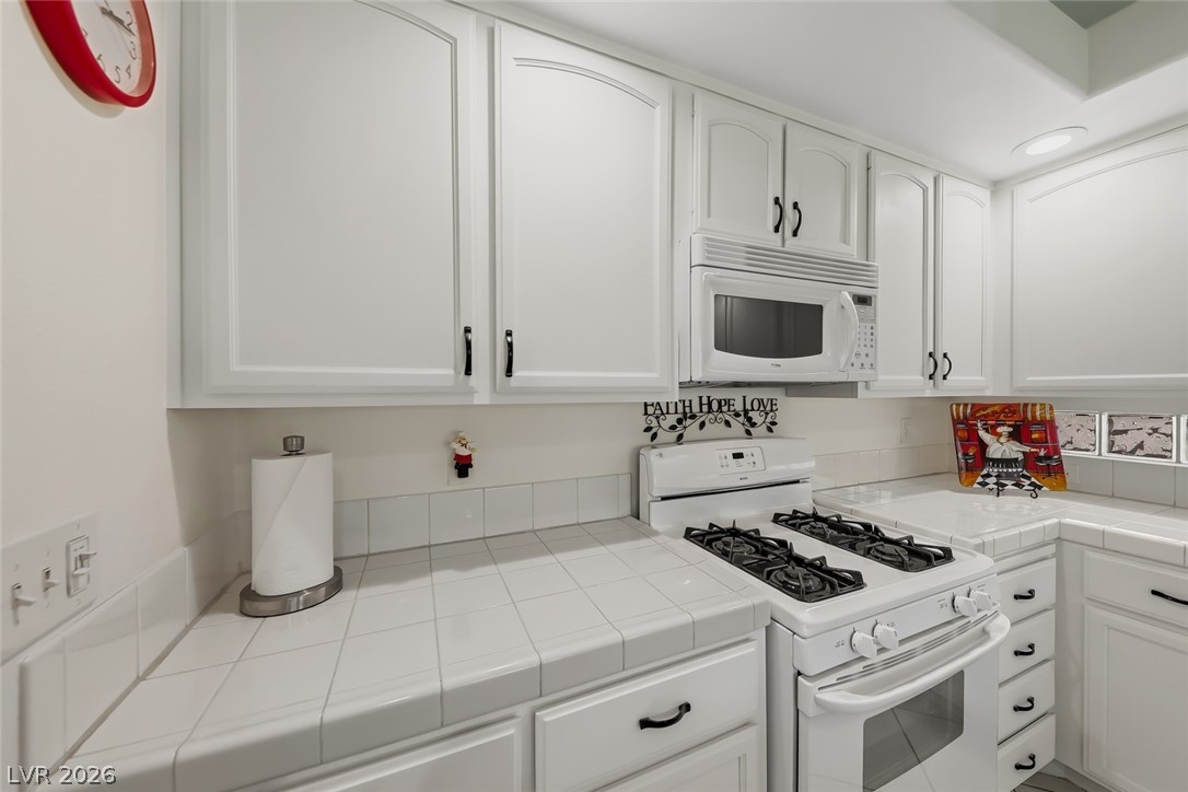 10 Rising Sun Court Henderson, NV 89074 - Photo 11 of 38