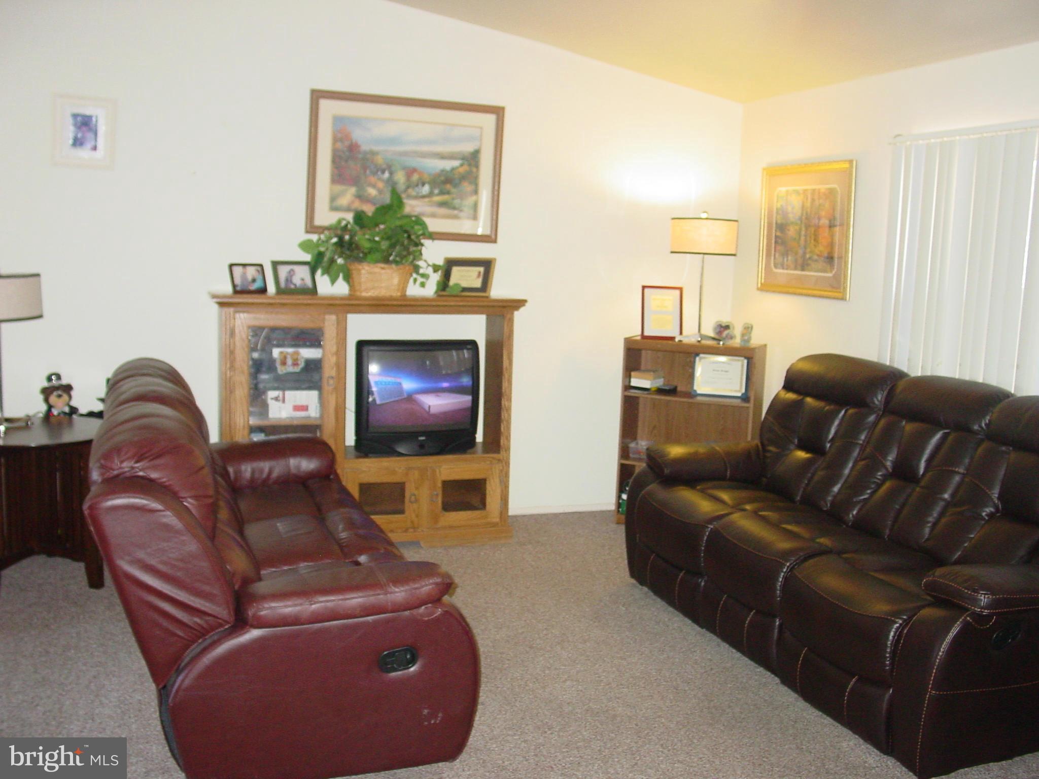 902 Smoke Tree Road Baltimore, MD 21208 - Photo 5 of 20 Living Room
