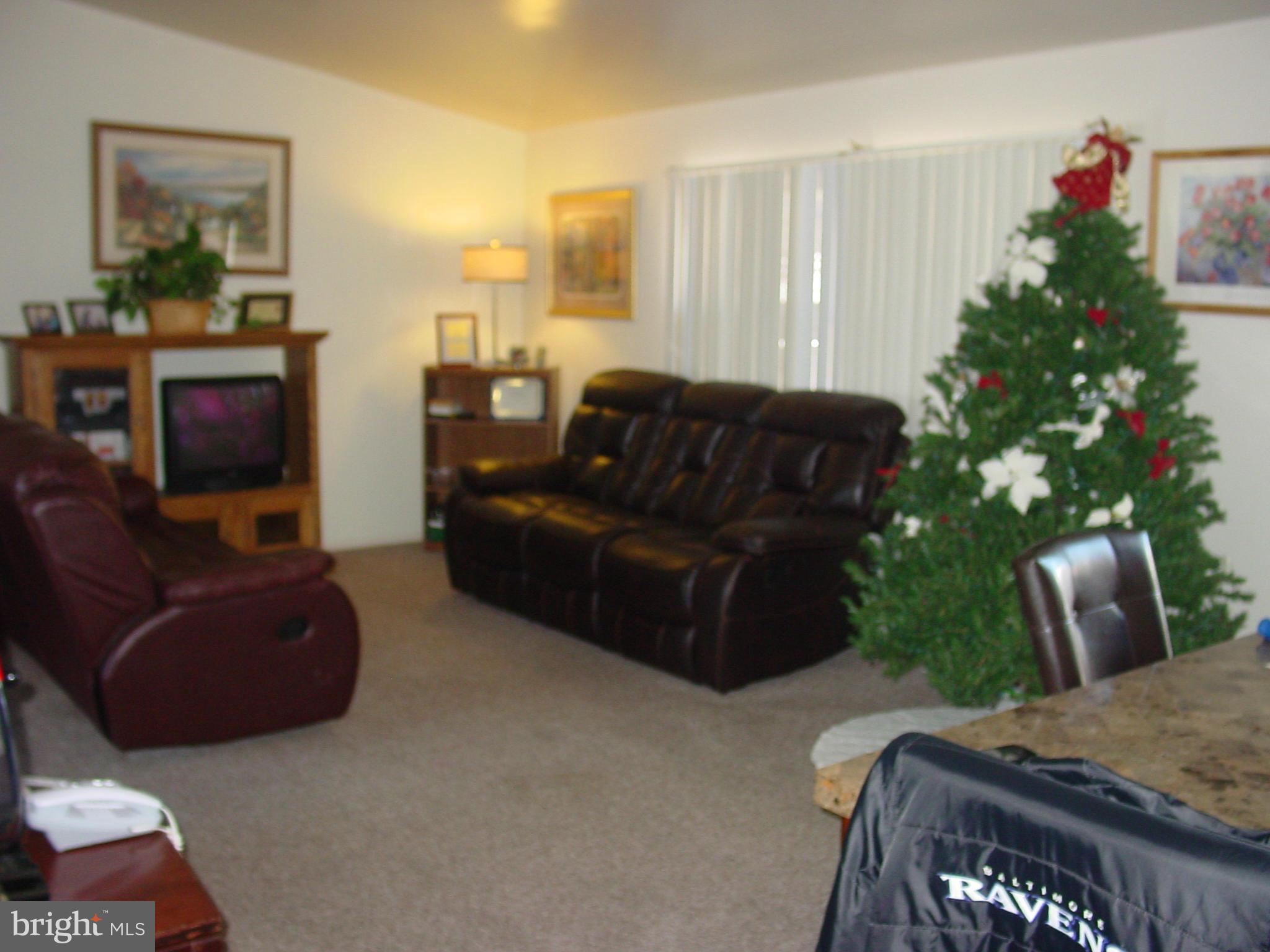 902 Smoke Tree Road Baltimore, MD 21208 - Photo 6 of 20 Living Room