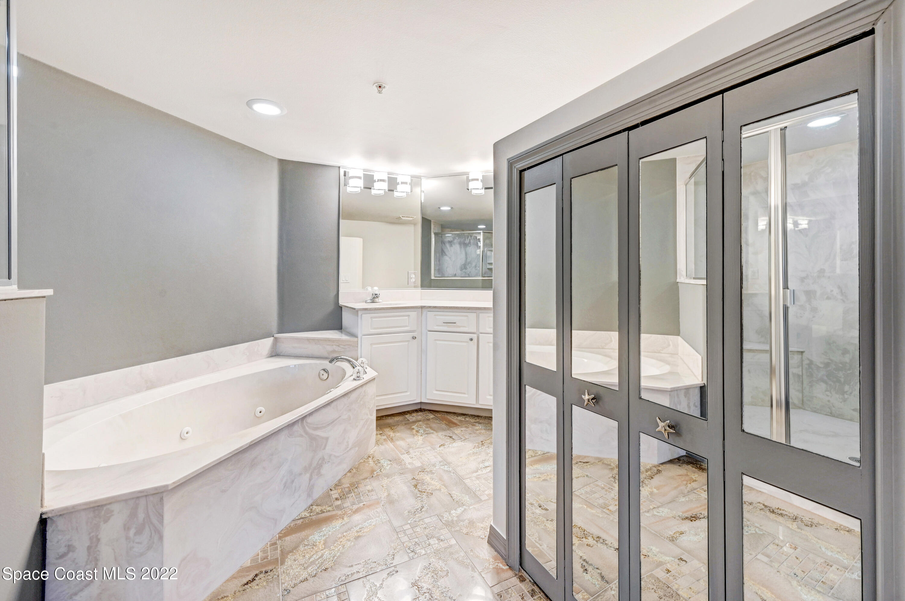 801 Del Rio Way, Unit 602 Merritt Island, FL 32953 - Photo 21 of 36 a bathroom with a tub mirror and window