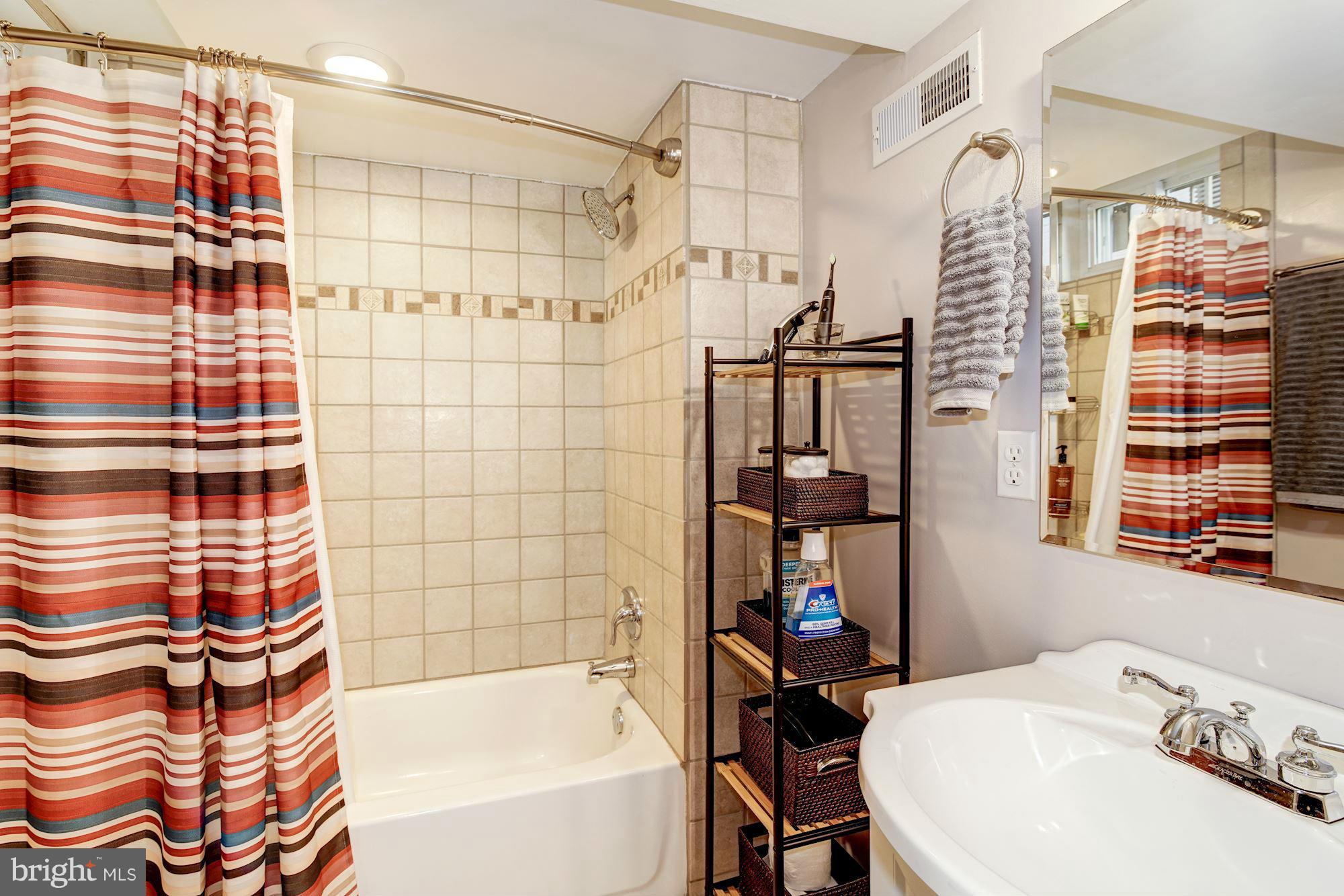 1421 Columbia Road Northwest, Unit B1 Washington, DC 20009 - Photo 13 of 18 Bath (Master)