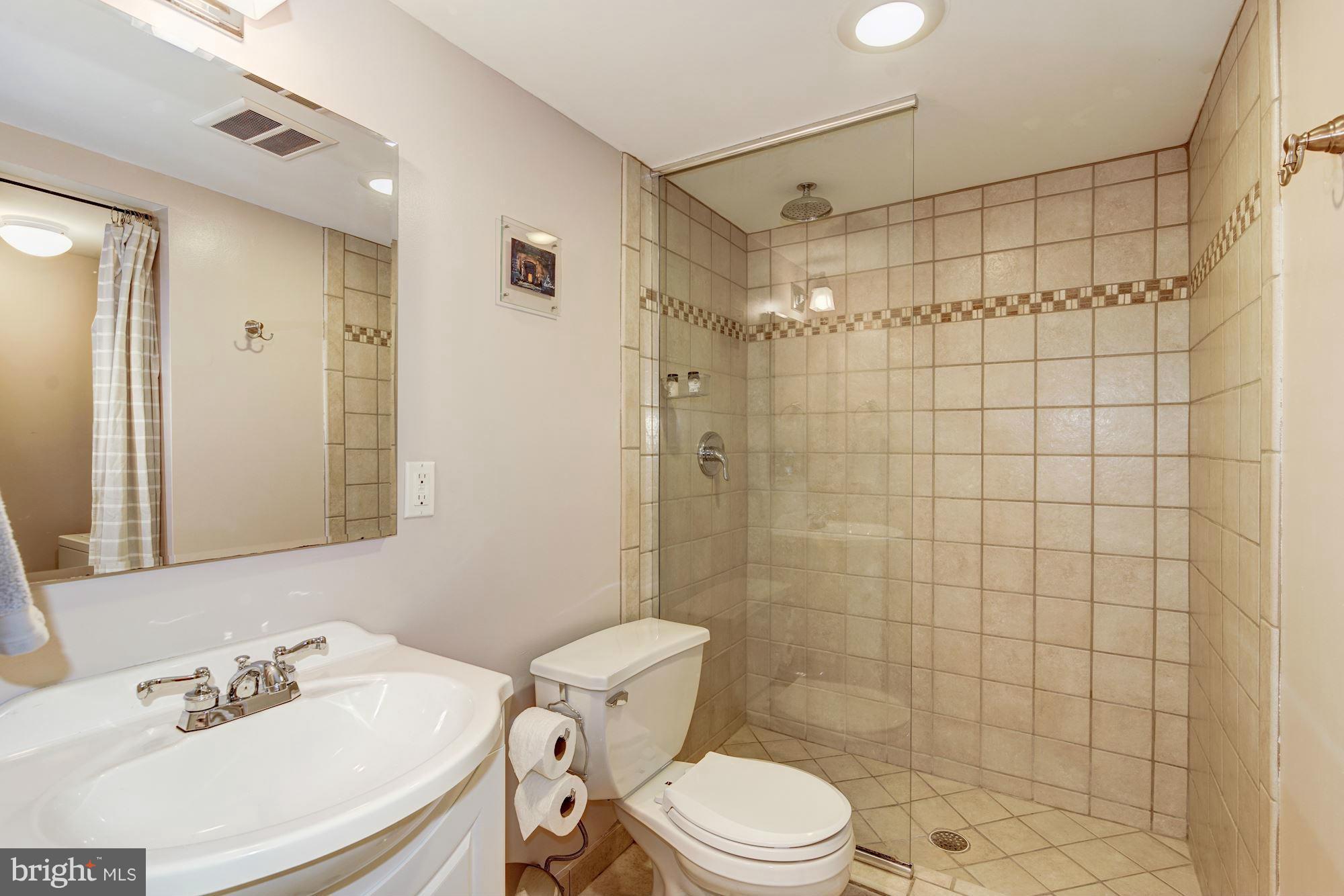 1421 Columbia Road Northwest, Unit B1 Washington, DC 20009 - Photo 16 of 18 Bath