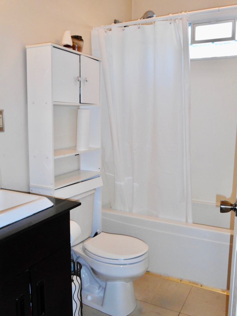 677 Walnut Road Wauconda, IL 60084 - Photo 7 of 10 a bathroom with a toilet a sink and bathtub