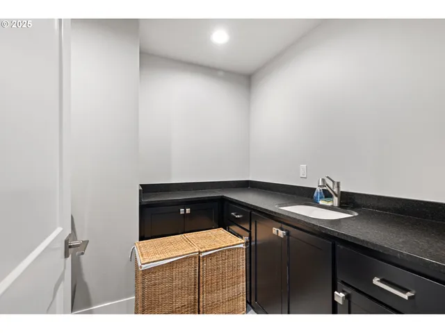 $699,999 | 3566 Nestucca Loop, Eugene, OR 97408