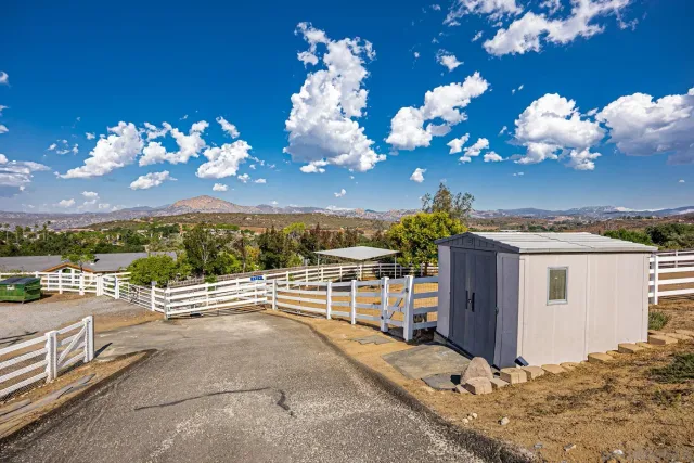 a view of a backyard