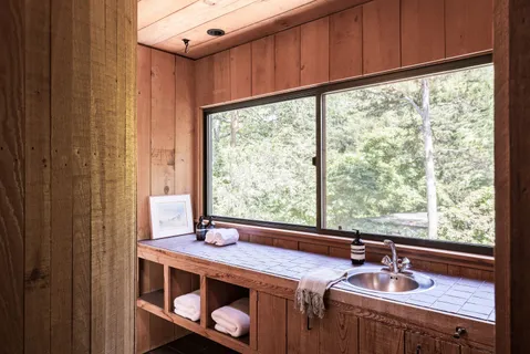 $7,375,000 | 4 Baiting Hollow Road, East Hampton, NY 11937