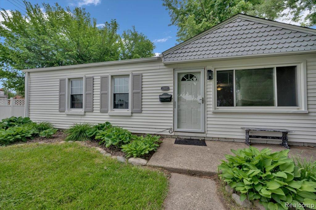 25107 Rosenbusch Boulevard Warren, MI 48089 - Photo 2 of 18