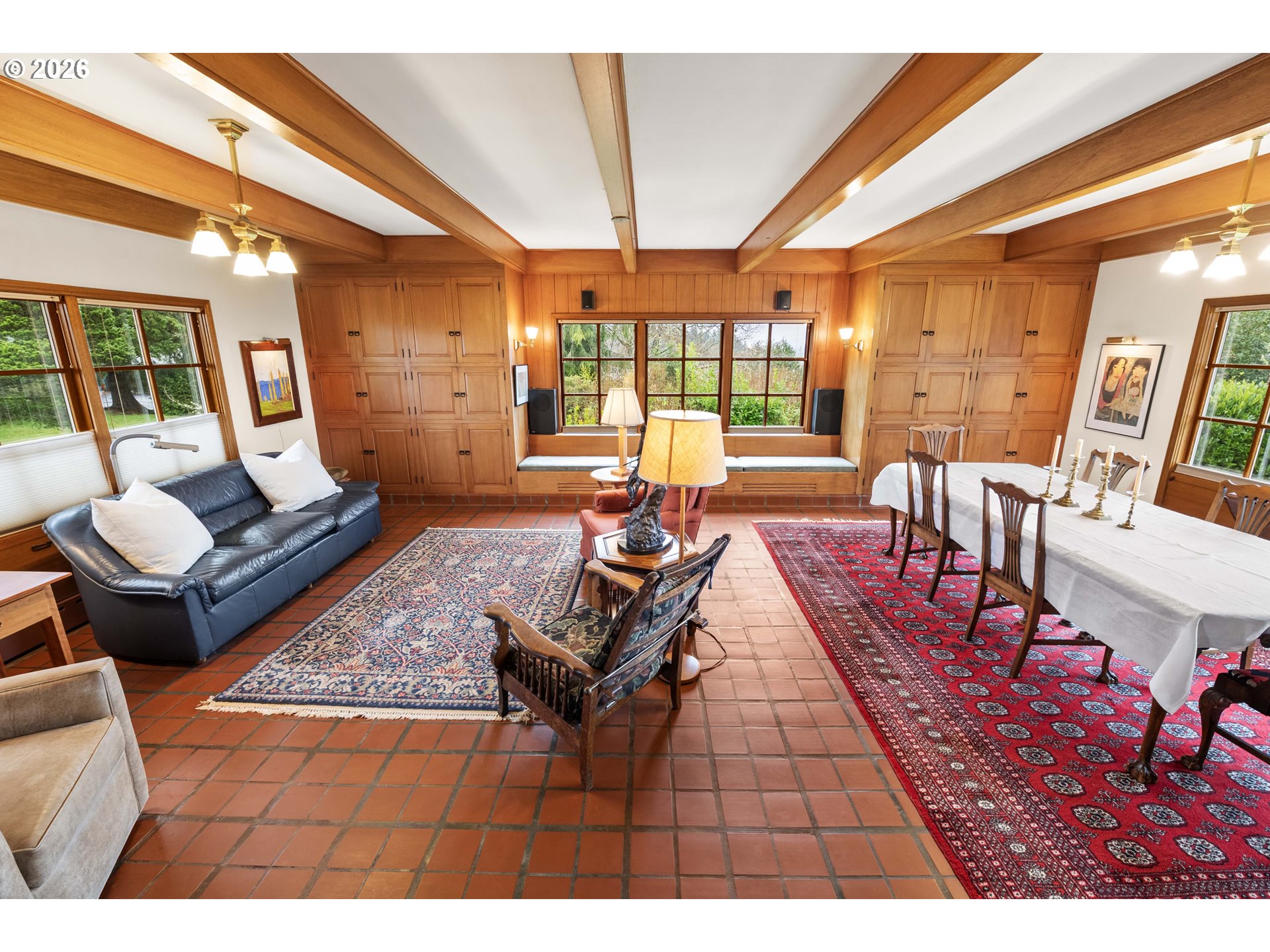 999 Ridge Drive Astoria, OR 97103 - Photo 11 of 47 Living Room
