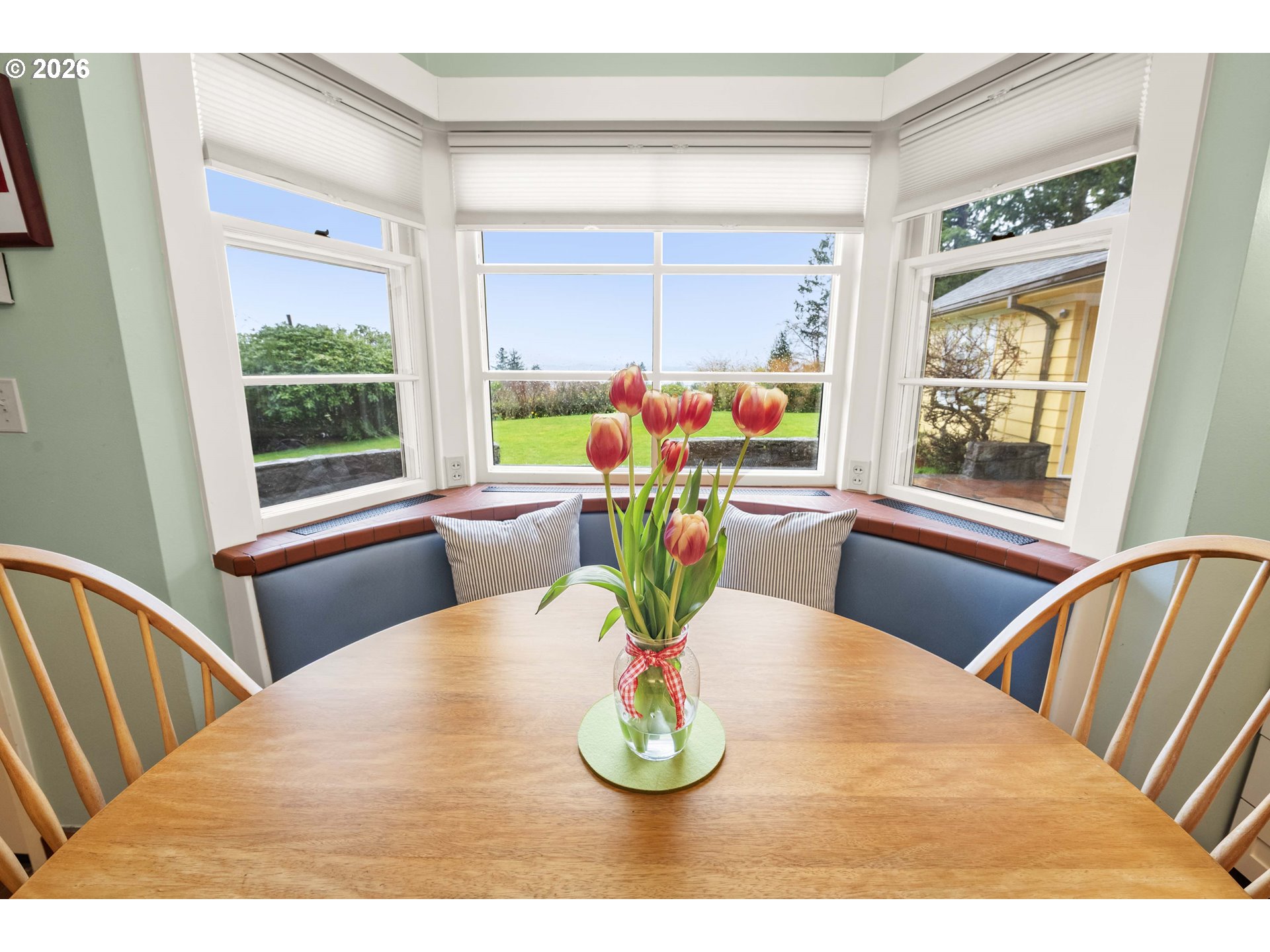 999 Ridge Drive Astoria, OR 97103 - Photo 6 of 47 Breakfast Area