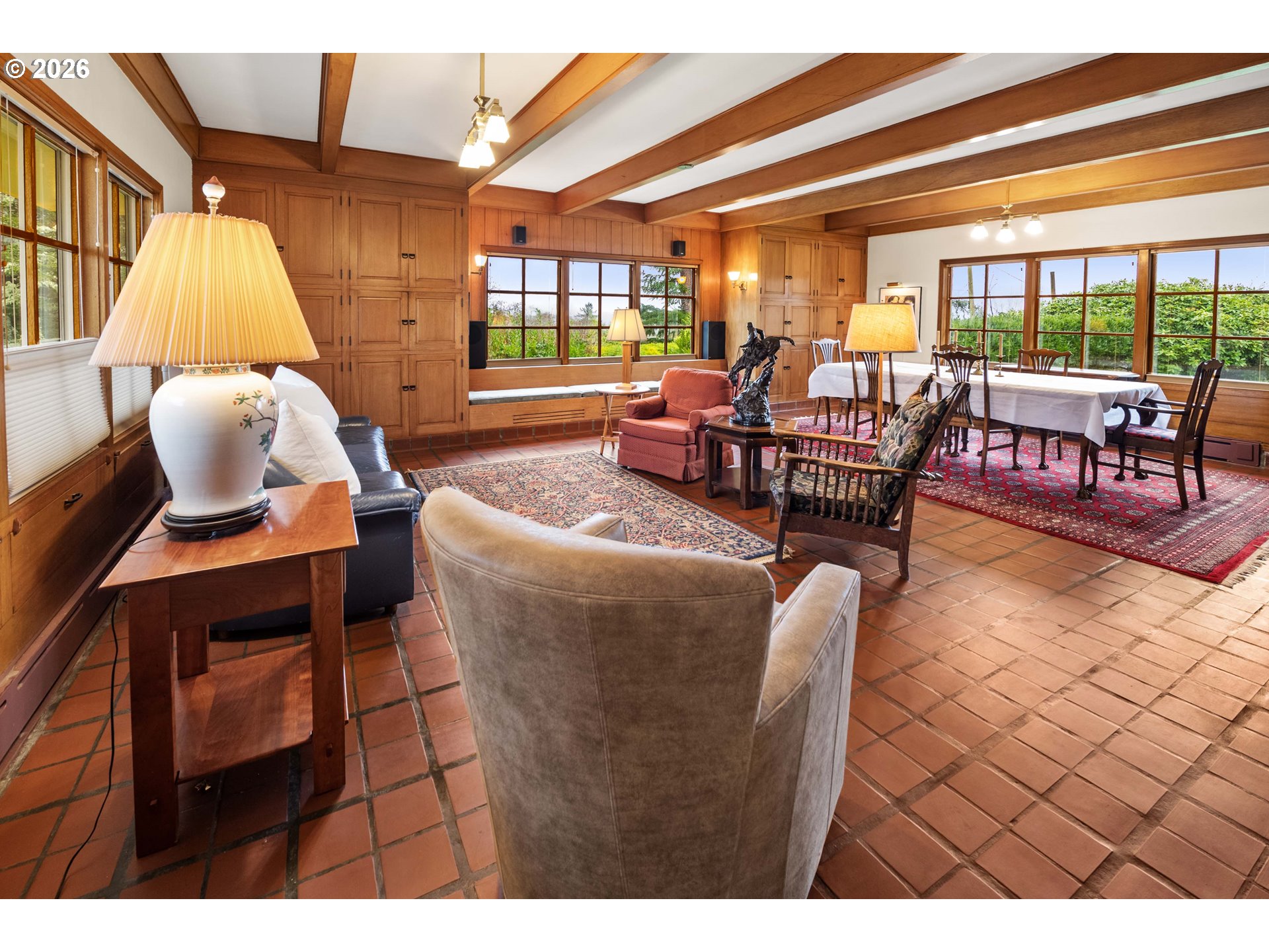 999 Ridge Drive Astoria, OR 97103 - Photo 9 of 47 Living Room