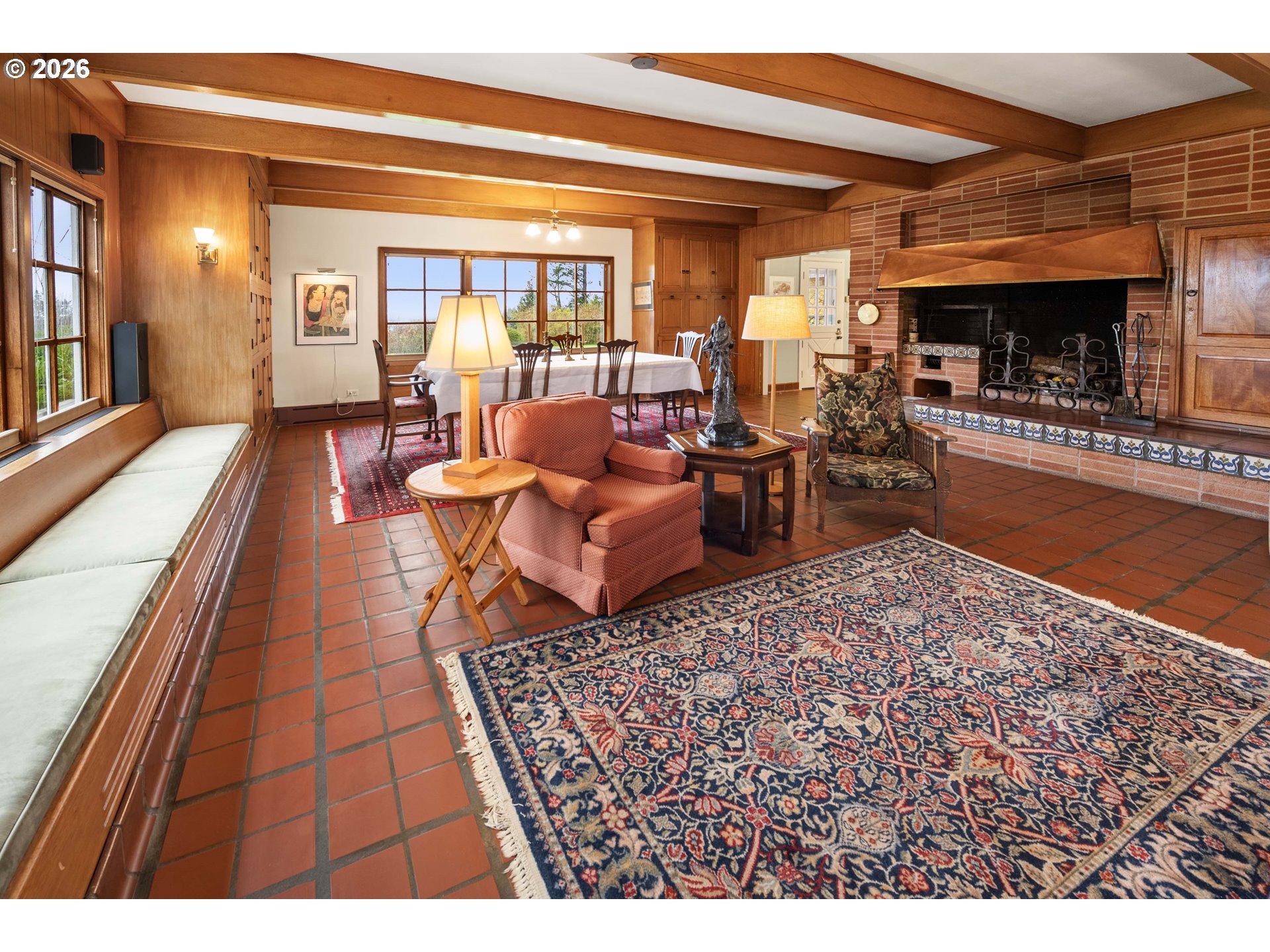999 Ridge Drive Astoria, OR 97103 - Photo 10 of 47 Living Room