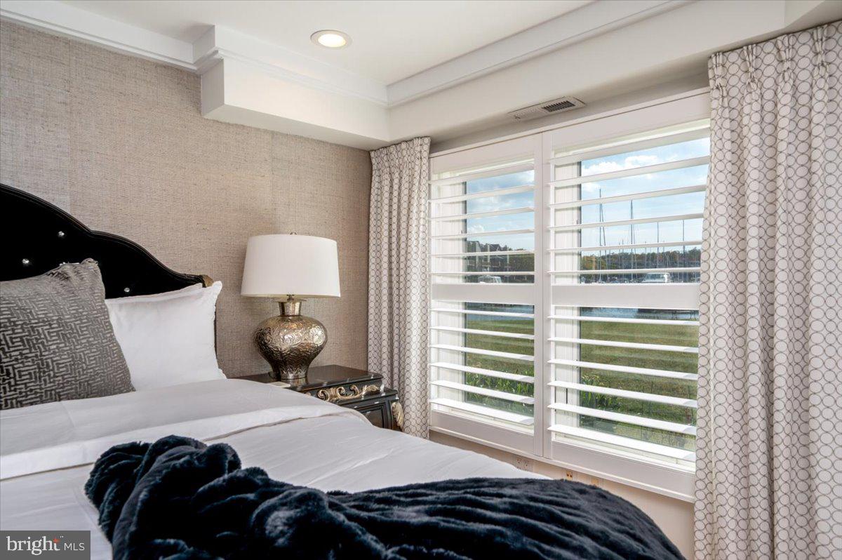 2125 Quay Village Court, Unit T1 Annapolis, MD 21403 - Photo 17 of 36 a bedroom with a bed and a large mirror