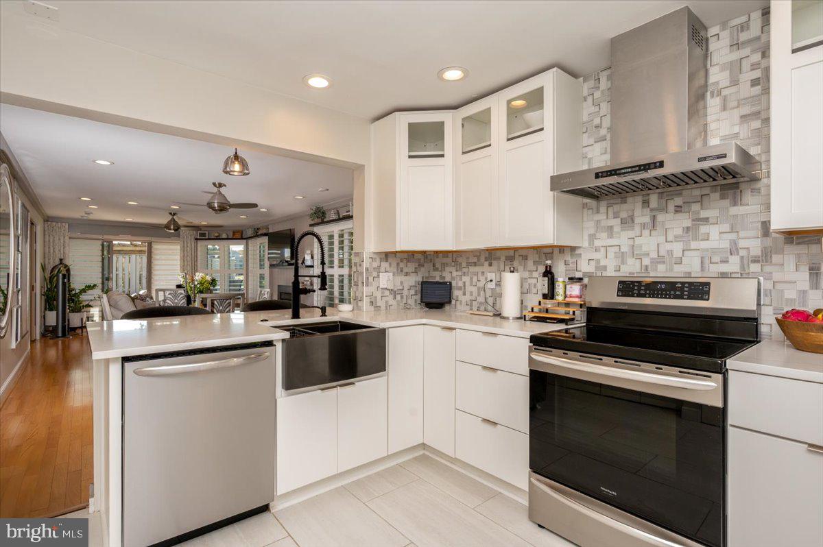 2125 Quay Village Court, Unit T1 Annapolis, MD 21403 - Photo 27 of 36 a kitchen with a stove and a sink