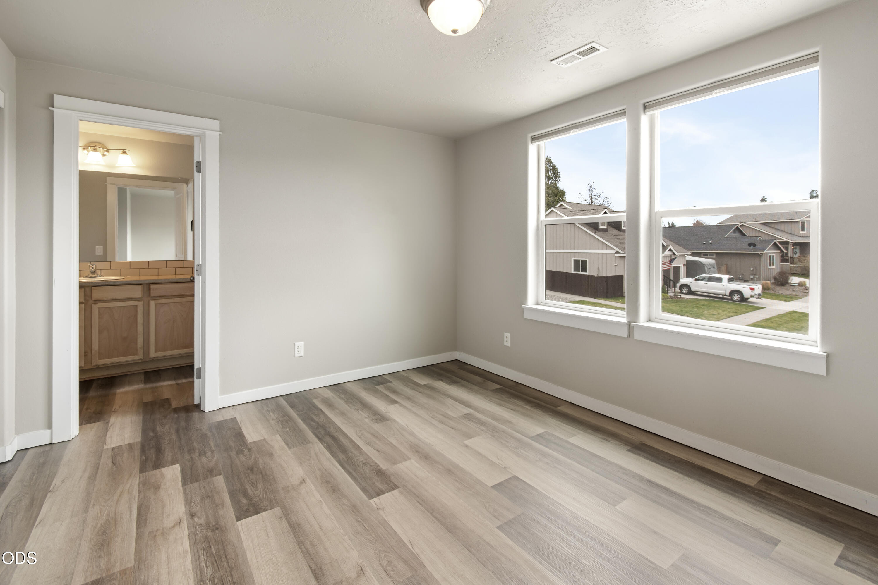 21332 Oconnor Way Bend, OR 97701 - Photo 22 of 33 a view of an empty room and window