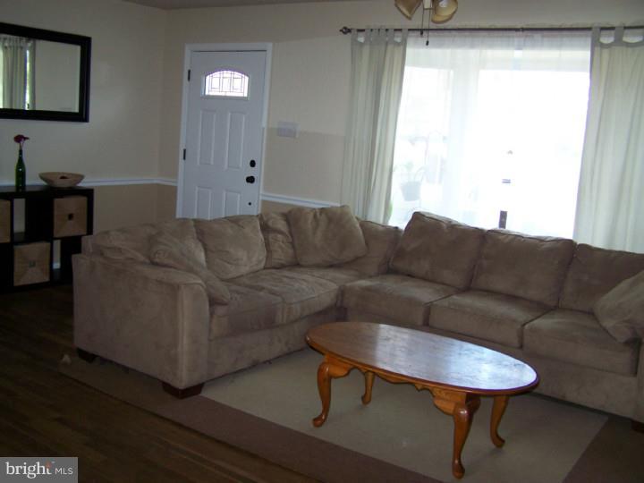 786 Rambler Road Warminster, PA 18974 - Photo 2 of 19 Living Room