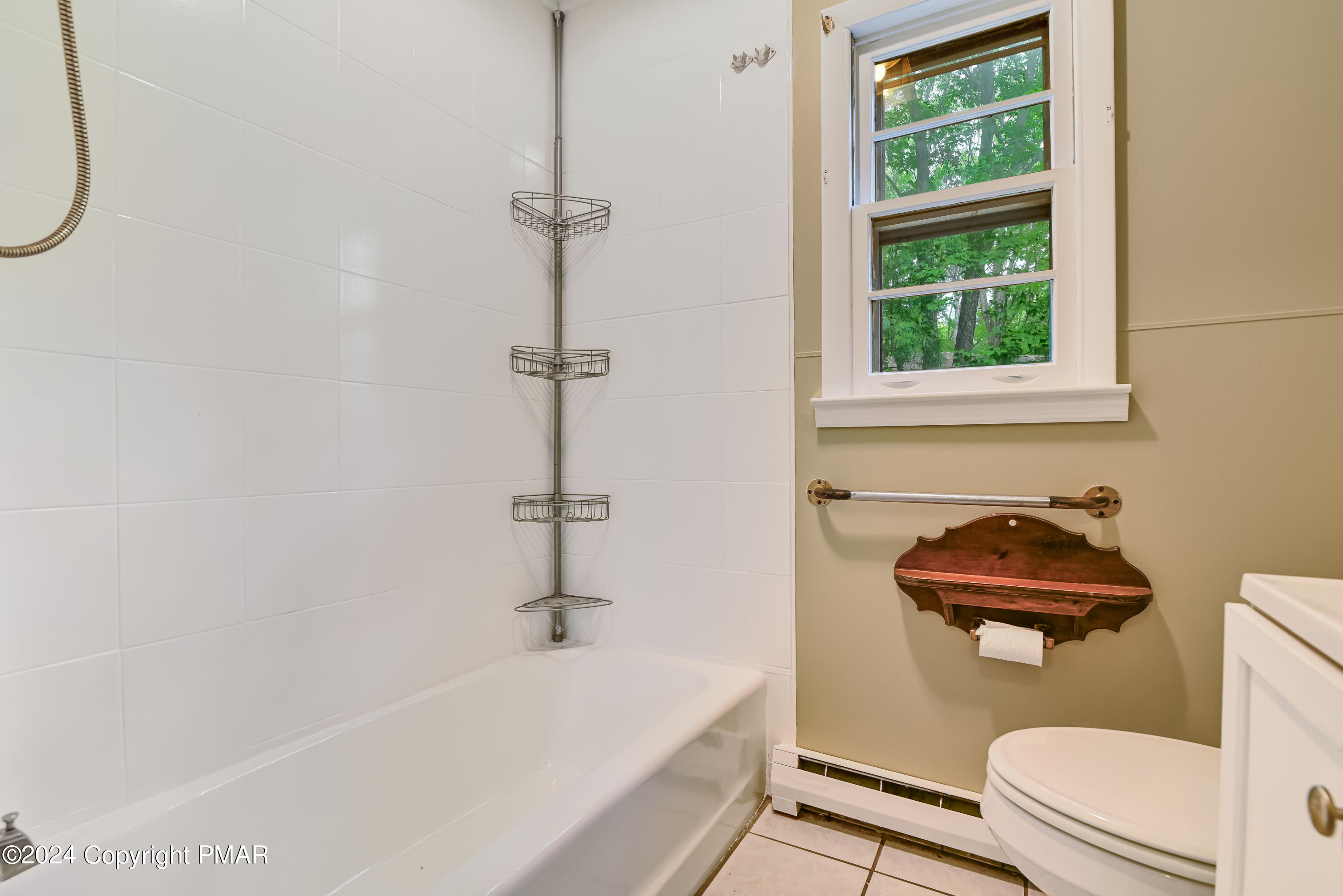 205 Aspen Road Dingmans Ferry, PA 18328 - Photo 24 of 29 a bathroom with a sink a toilet and a bathtub