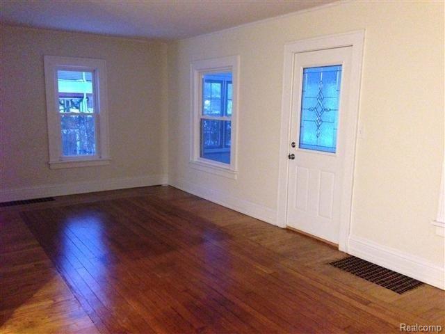 316 Maple Street Howell, MI 48843 - Photo 10 of 12 Living room