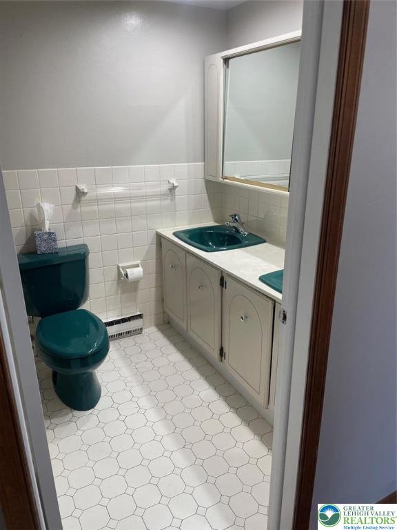 3516 Edinburgh Road Allentown, PA 18104 - Photo 28 of 36 Hall Bathroom with double sink and tub/shower