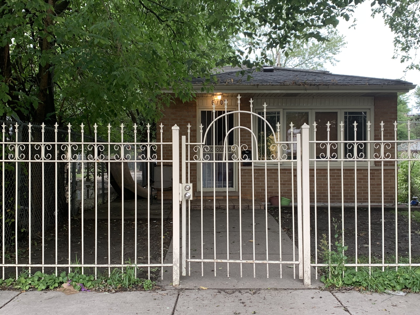 6709 South Rhodes Avenue Chicago, IL 60637 - Photo 2 of 7 a front view of a house with fence