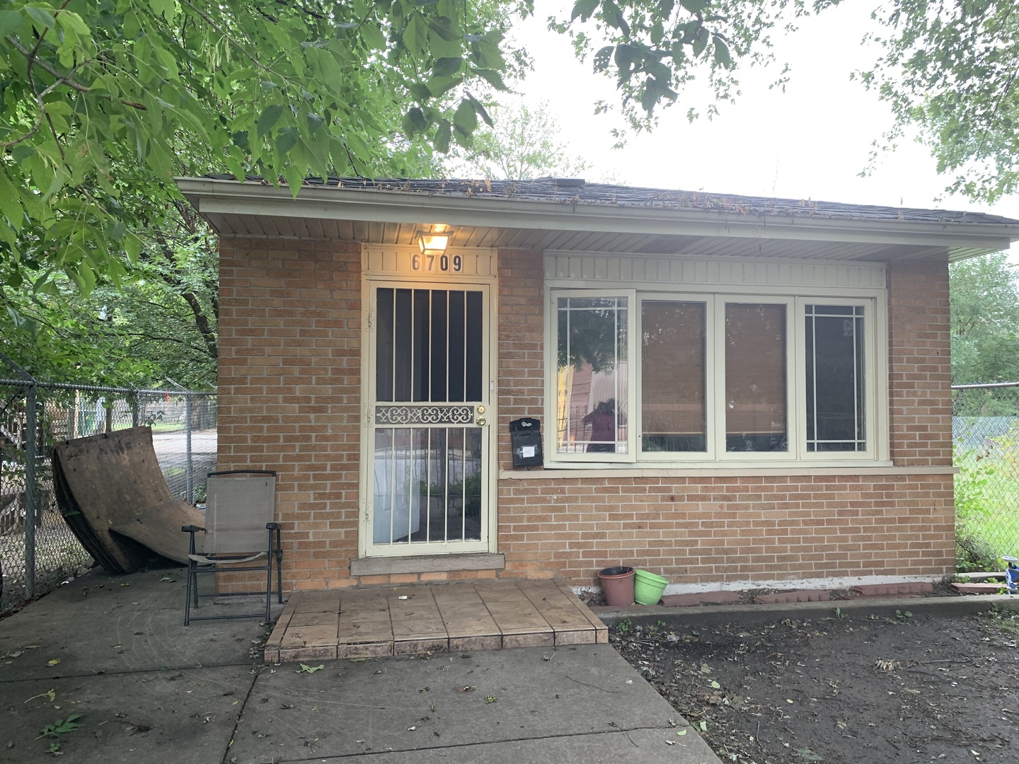 6709 South Rhodes Avenue Chicago, IL 60637 - Photo 3 of 7 a view of a brick house with a chairs and table in a patio