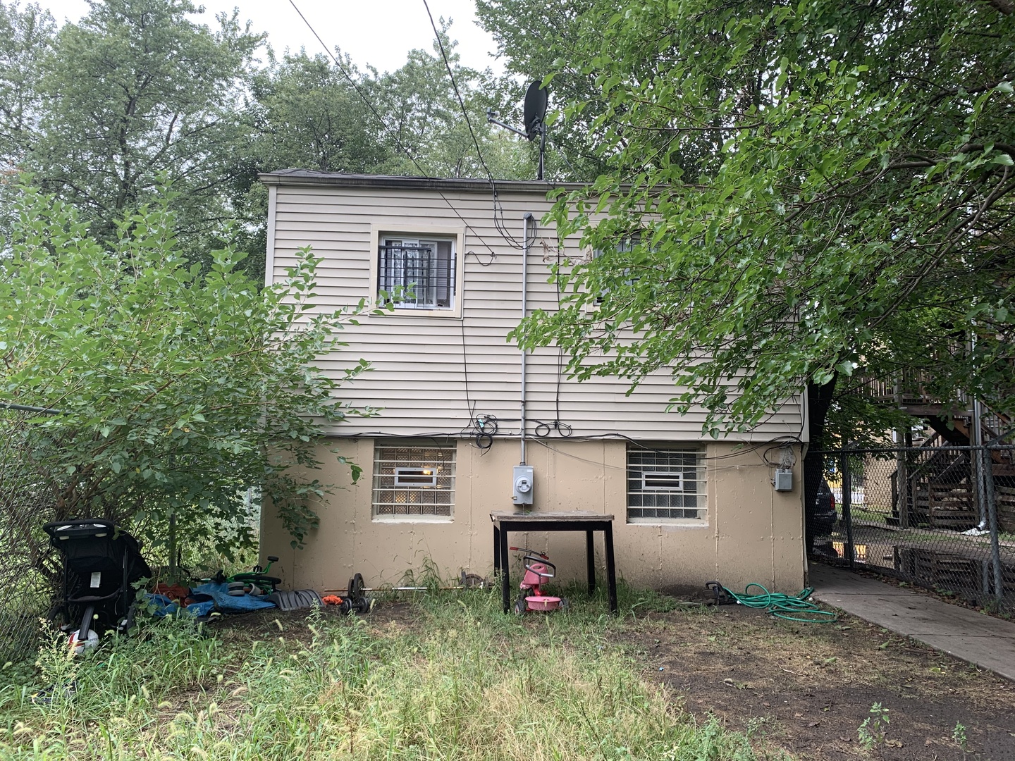6709 South Rhodes Avenue Chicago, IL 60637 - Photo 5 of 7 a view of a house with a yard and sitting area