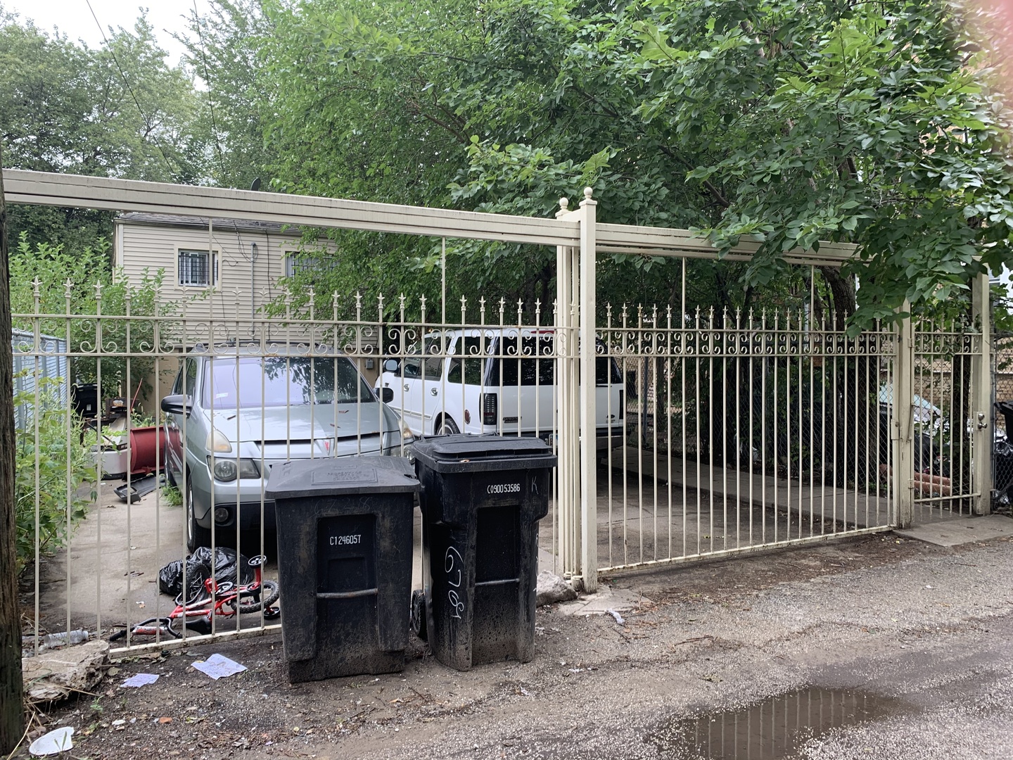 6709 South Rhodes Avenue Chicago, IL 60637 - Photo 7 of 7 a view of a patio with iron fence