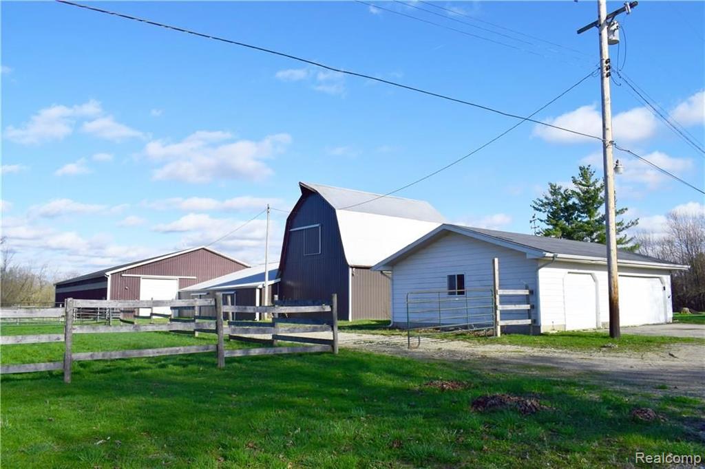 4305 South Genesee Road Grand Blanc, MI 48439 - Photo 4 of 26