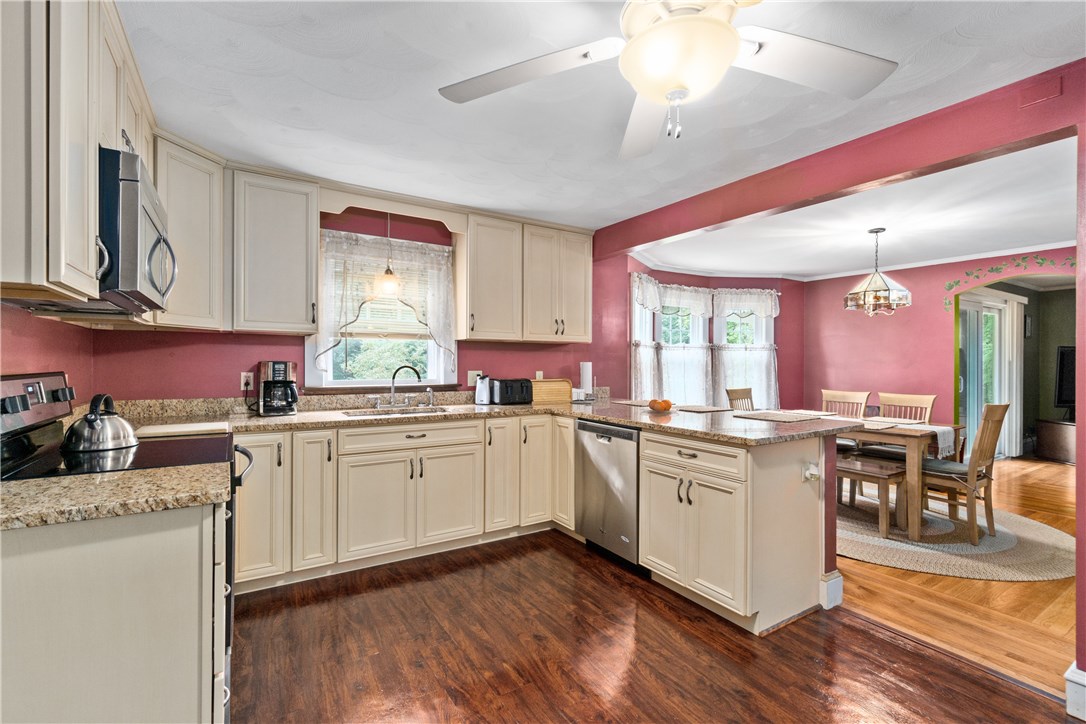 90 Cobble Hill Road Lincoln, RI 02865 - Photo 4 of 33 Gallery Image 4