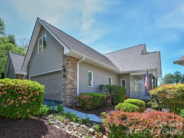 $679,000 | 2208 East Cumming Woods Lane, Hendersonville, NC 28739