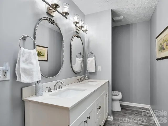 $689,000 | 2208 East Cumming Woods Lane, Hendersonville, NC 28739