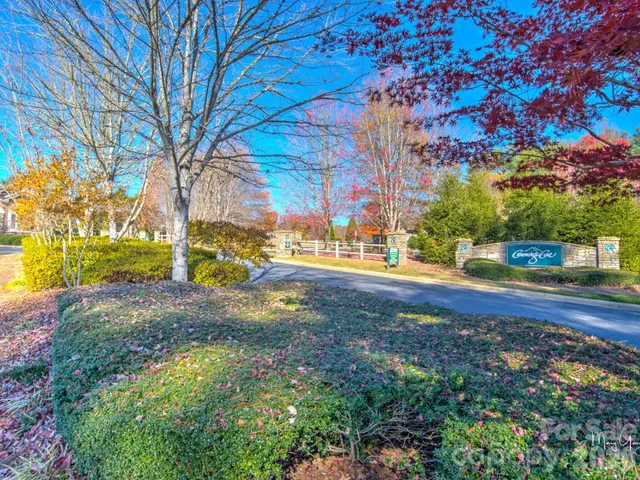 $689,000 | 2208 East Cumming Woods Lane, Hendersonville, NC 28739