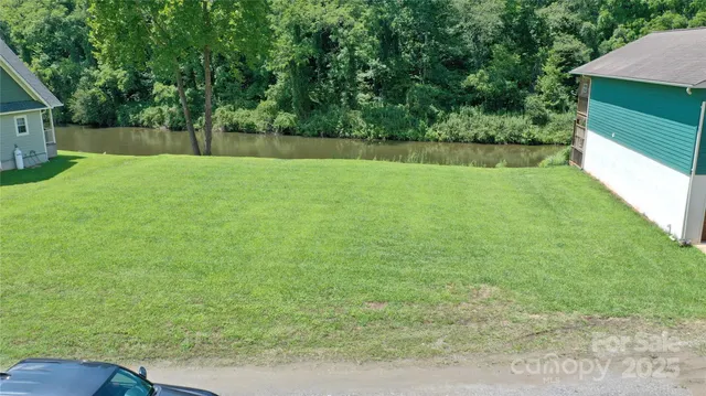 a view of yard with green space