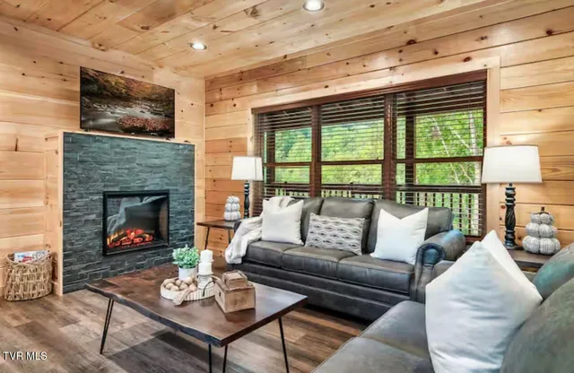 $1,095,000 | 848 String Run Way, Unit LOT 25, Pigeon Forge, TN 37862