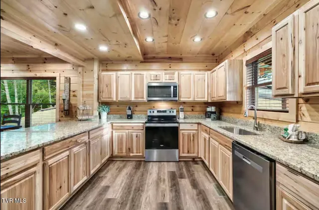 $1,095,000 | 848 String Run Way, Unit LOT 25, Pigeon Forge, TN 37862