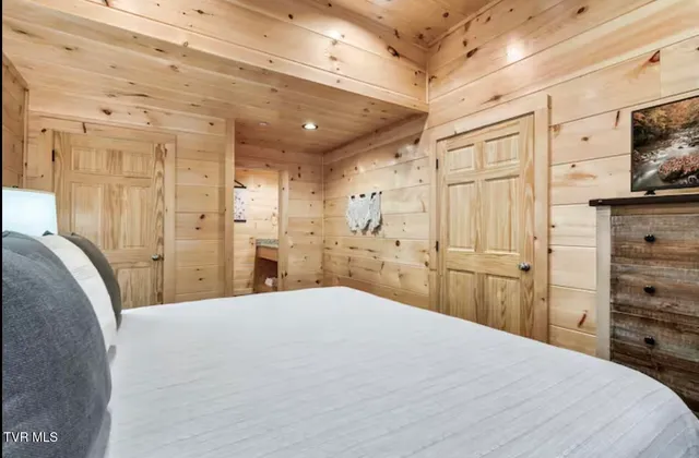 $1,095,000 | 848 String Run Way, Unit LOT 25, Pigeon Forge, TN 37862