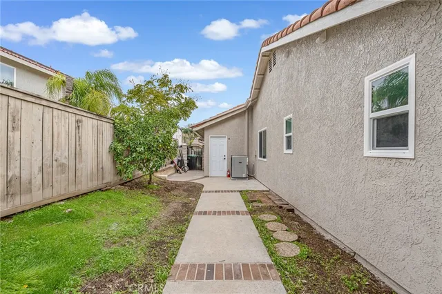 a view of a backyard with pathway