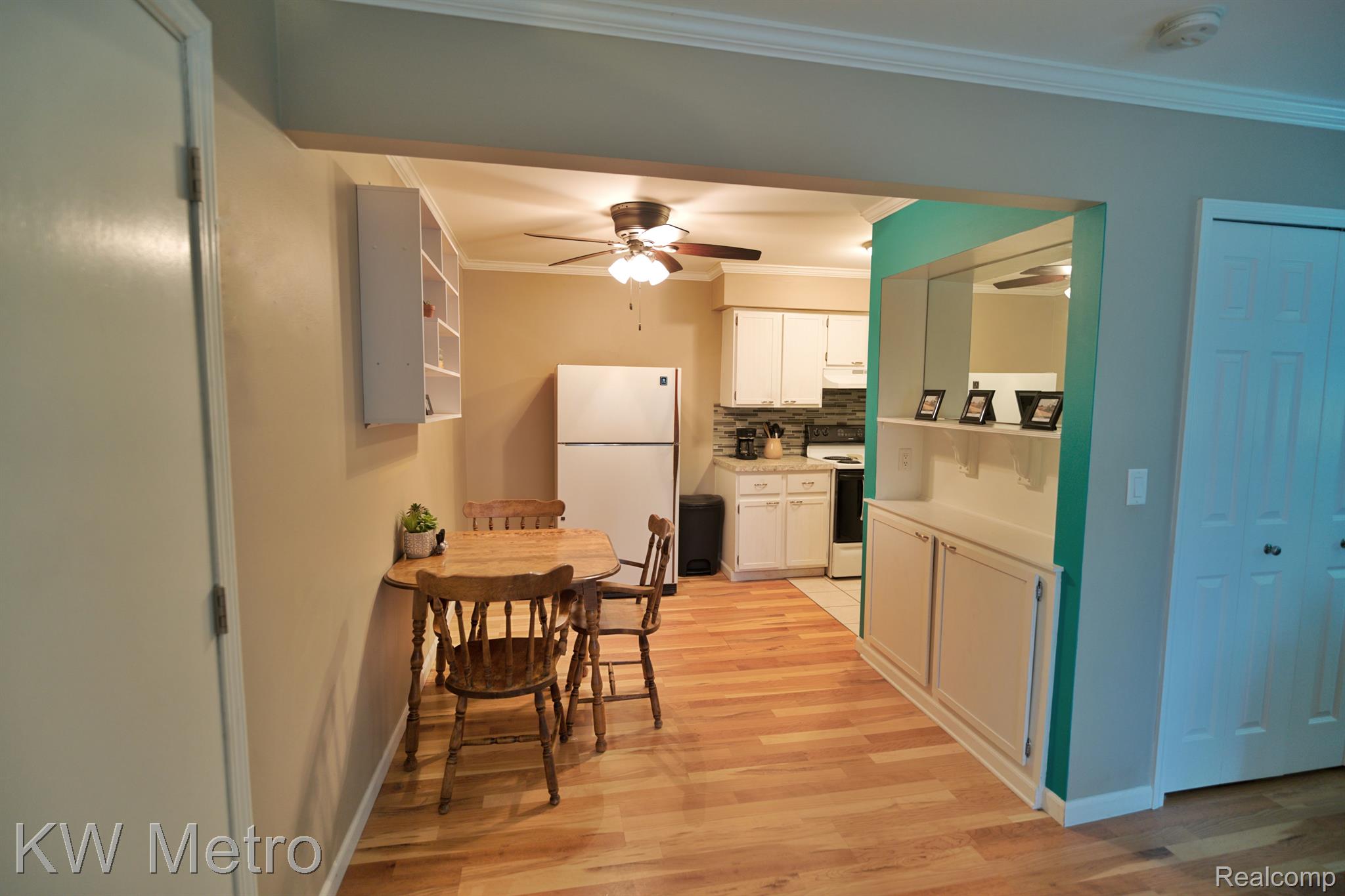 29313 Hayes Road, Unit 38 Warren, MI 48088 - Photo 8 of 20 Dining Area w/Built-ins