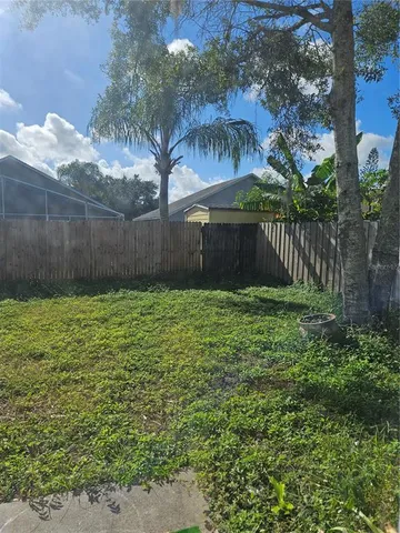 a view of a backyard