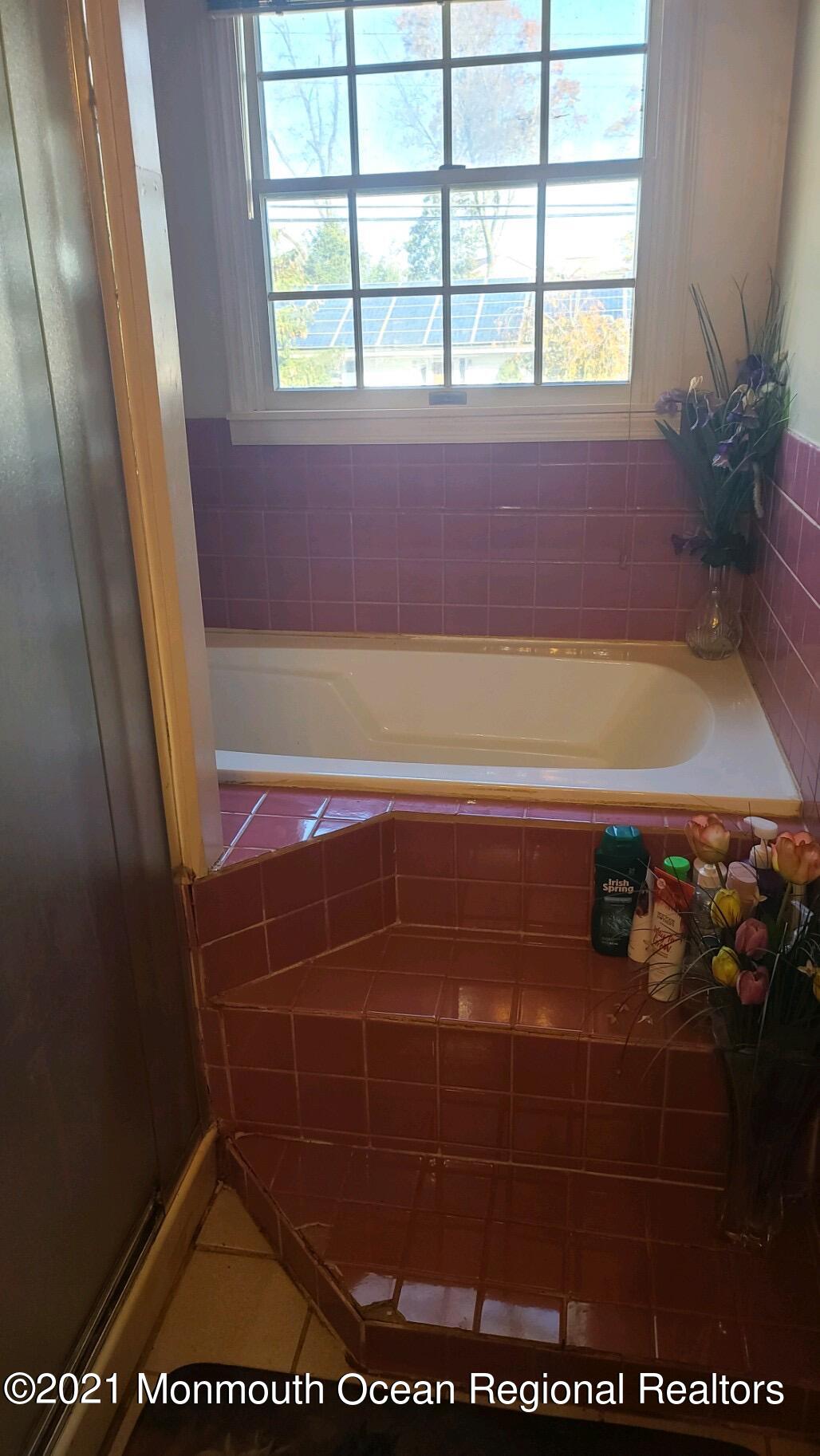 307 Sudbury Road Point Pleasant, NJ 08742 - Photo 11 of 19 a bathroom with a bathtub