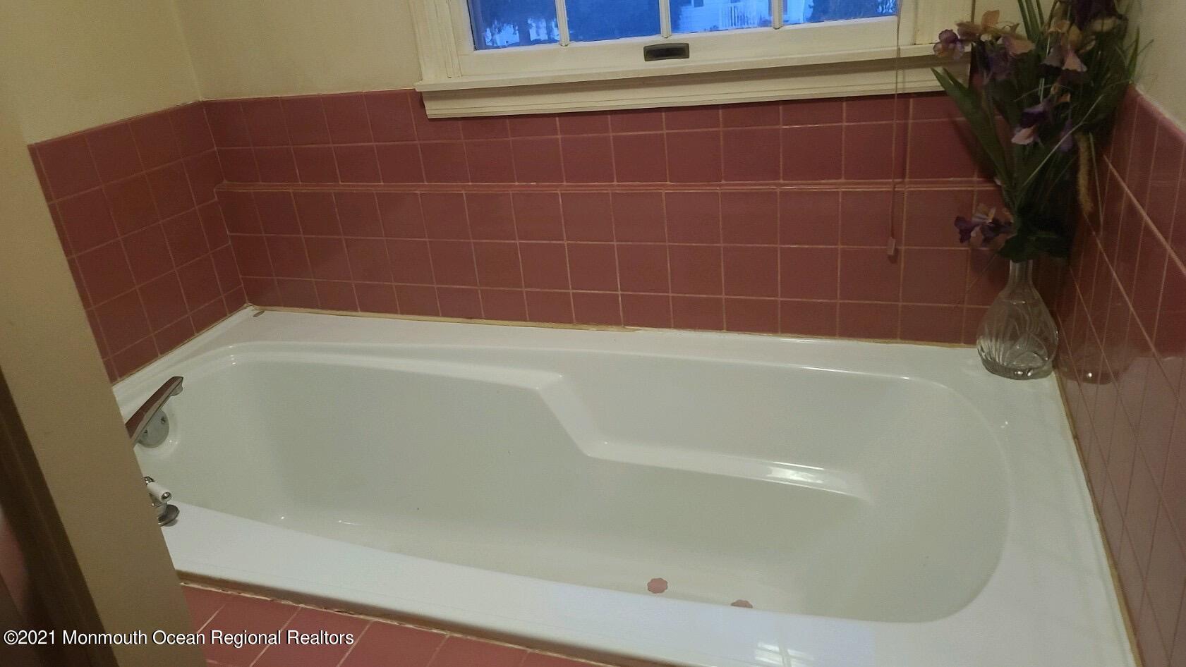 307 Sudbury Road Point Pleasant, NJ 08742 - Photo 15 of 19 a bathroom with a bathtub