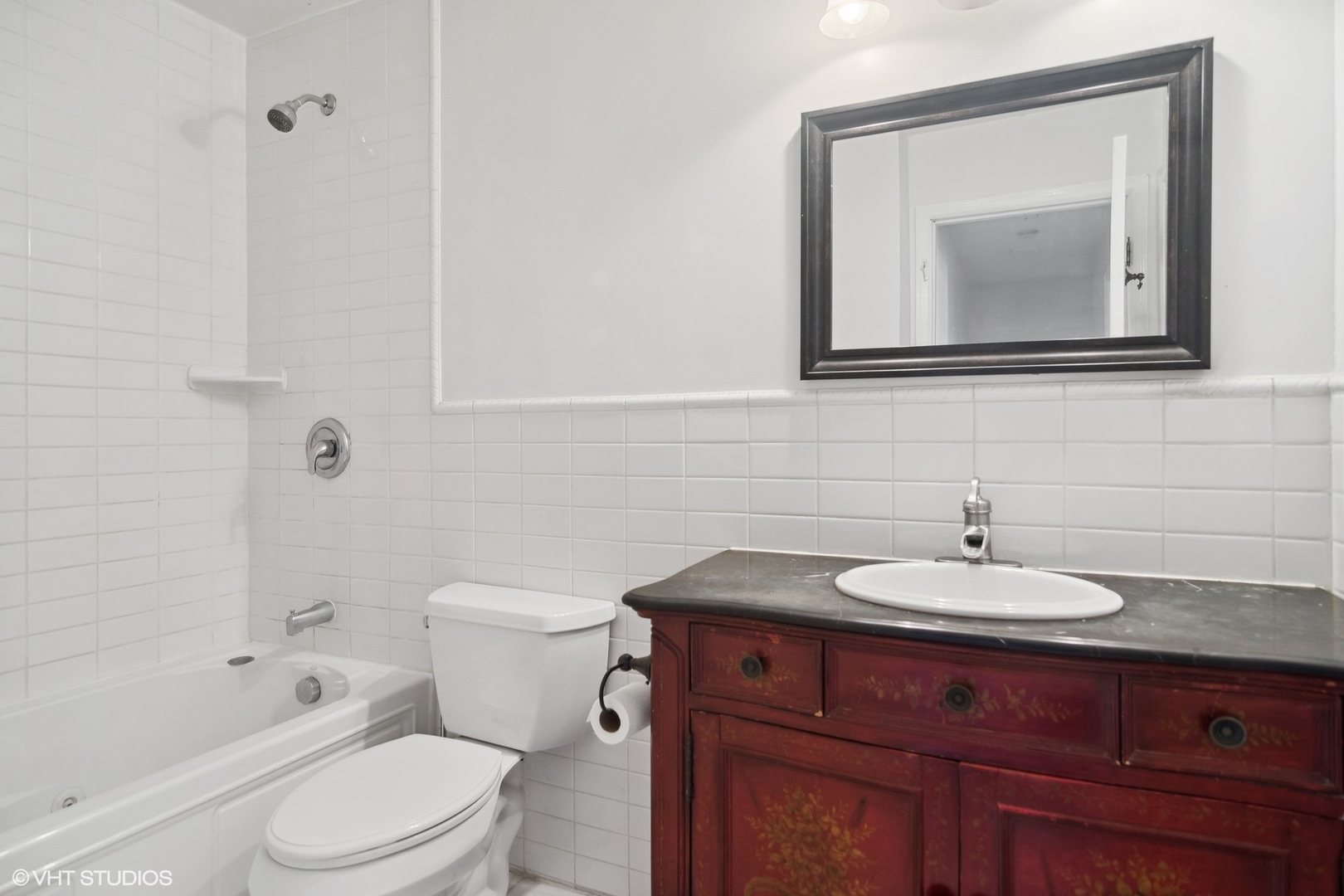 245 Thomas Street Cary, IL 60013 - Photo 17 of 28 a bathroom with a toilet a sink and bathtub