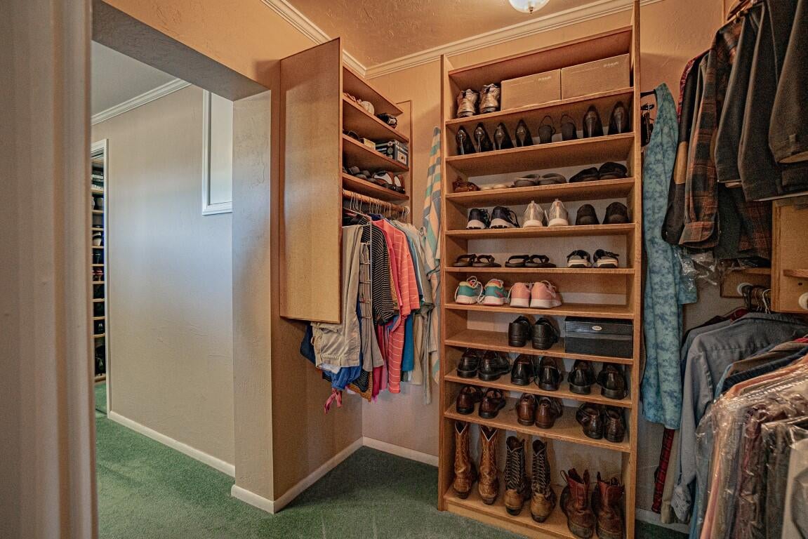 2692 Pioneer Road Medford, OR 97501 - Photo 32 of 66 Primary Walk-in Closet
