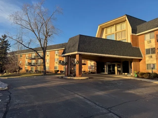 $184,900 | 1198 Royal Glen Drive, Unit 204E, Glen Ellyn, IL 60137