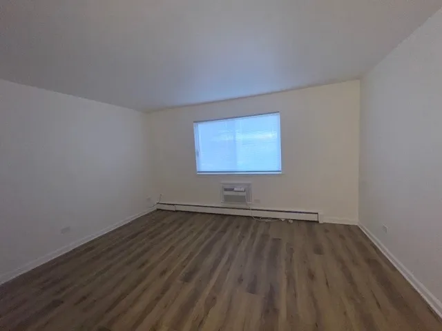 $184,900 | 1198 Royal Glen Drive, Unit 204E, Glen Ellyn, IL 60137