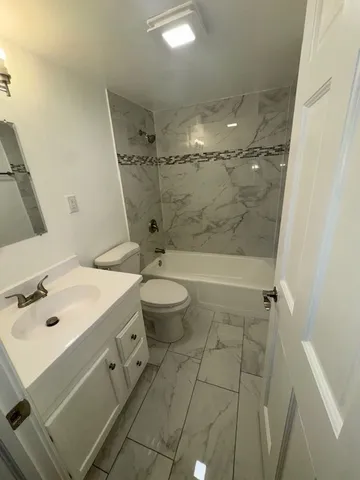 $184,900 | 1198 Royal Glen Drive, Unit 204E, Glen Ellyn, IL 60137