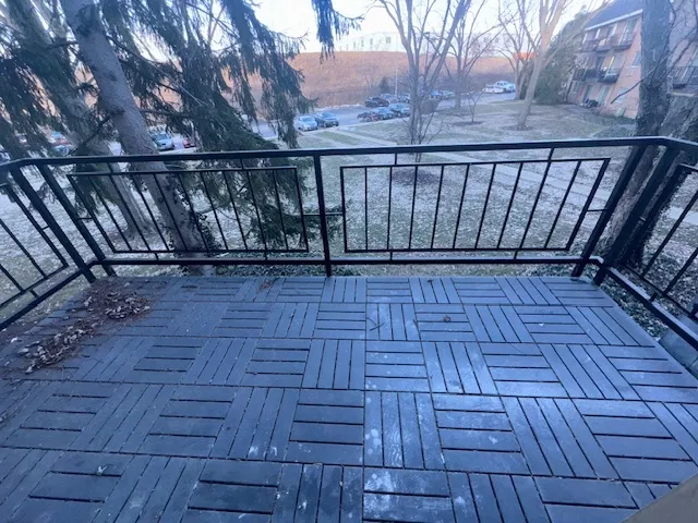 $184,900 | 1198 Royal Glen Drive, Unit 204E, Glen Ellyn, IL 60137