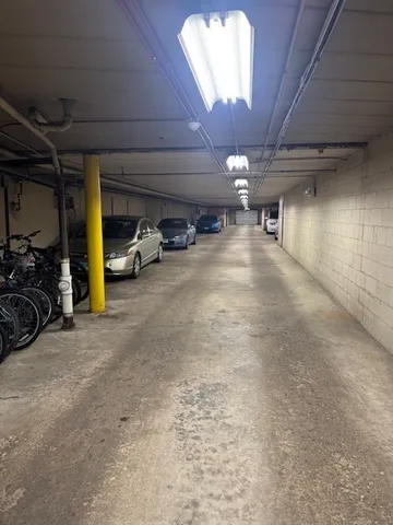 $184,900 | 1198 Royal Glen Drive, Unit 204E, Glen Ellyn, IL 60137