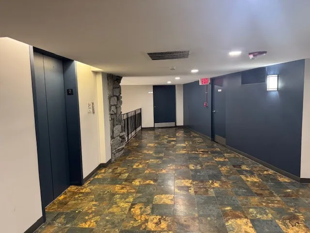 $184,900 | 1198 Royal Glen Drive, Unit 204E, Glen Ellyn, IL 60137